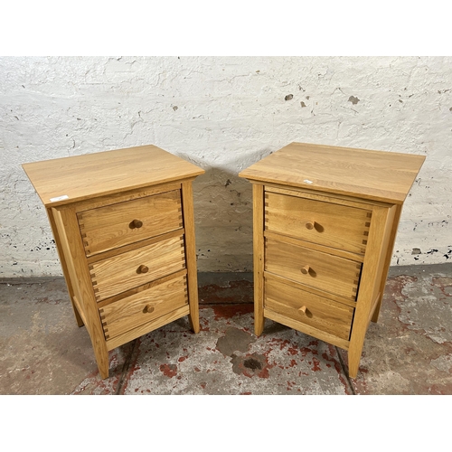 10 - A pair of Willis & Gambier oak bedside chests of drawers