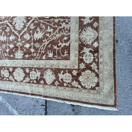 111 - A modern floral pattern rug - approx. 375cm x 273cm