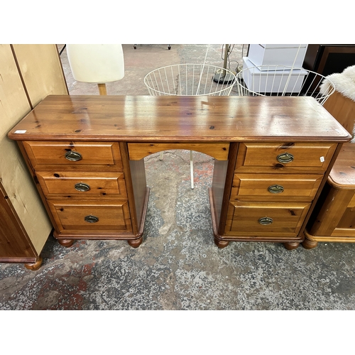 128 - A modern pine dressing table - approx. 71cm high x 131cm wide x 41cm deep