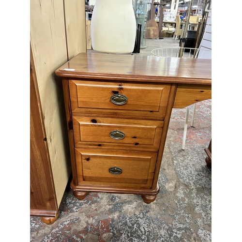 128 - A modern pine dressing table - approx. 71cm high x 131cm wide x 41cm deep