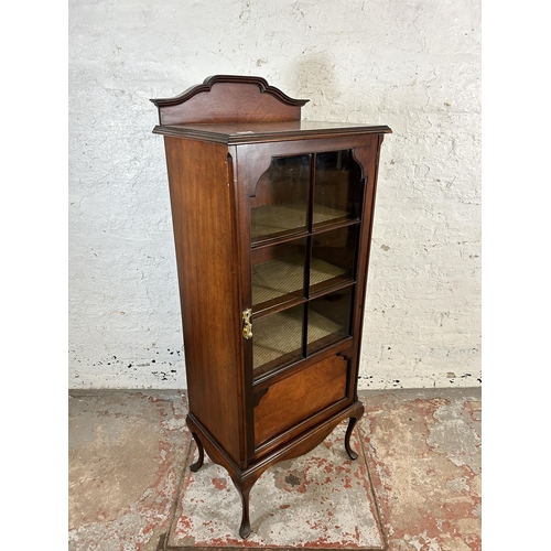 133 - An Edwardian mahogany display cabinet with single glazed door - approx. 143cm high x 58cm wide x 40c... 