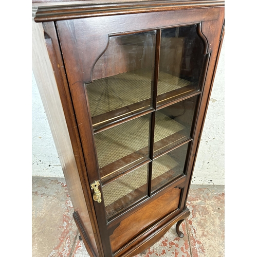 133 - An Edwardian mahogany display cabinet with single glazed door - approx. 143cm high x 58cm wide x 40c... 