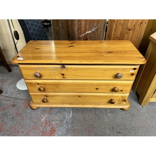 142 - A pine chest of drawers - approx. 55cm high x 96cm wide x 40cm deep