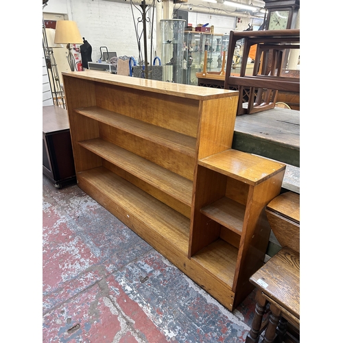 165 - A mid 20th century teak three tier bookcase - approx. 106cm high x 184cm wide x 28cm deep