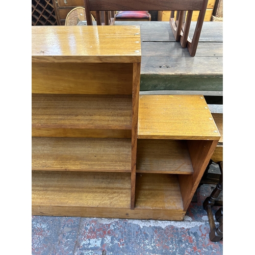 165 - A mid 20th century teak three tier bookcase - approx. 106cm high x 184cm wide x 28cm deep