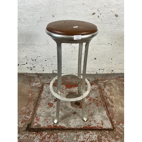 176 - A mid 20th century Indecasa aluminium and brown vinyl bar stool - approx. 81cm high x 33cm diameter