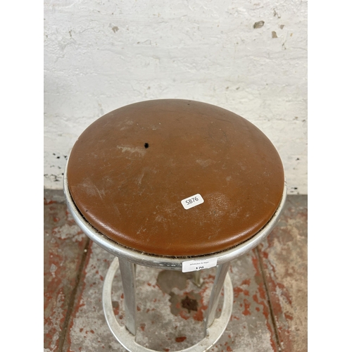 176 - A mid 20th century Indecasa aluminium and brown vinyl bar stool - approx. 81cm high x 33cm diameter