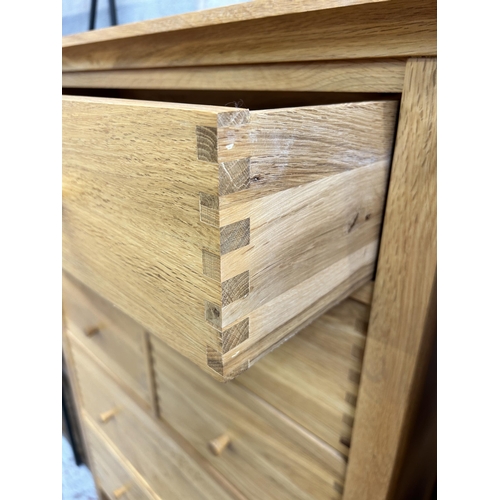 8 - A Willis & Gambier oak chest of drawers - approx. 128cm high x 89cm wide x 48cm deep