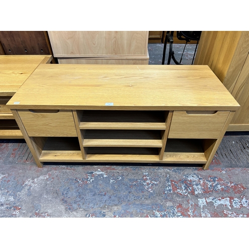 82 - A modern oak TV stand - approx. 50cm high x 111cm wide x 48cm deep