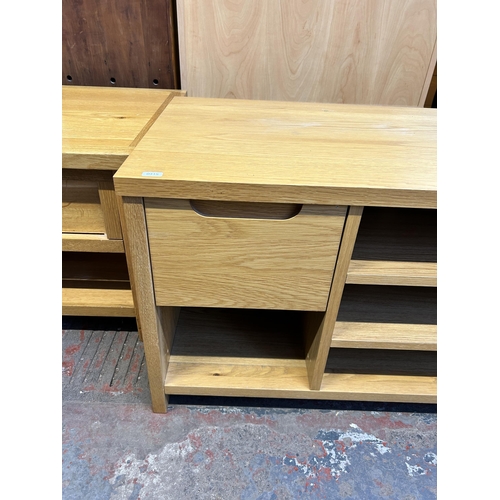 82 - A modern oak TV stand - approx. 50cm high x 111cm wide x 48cm deep