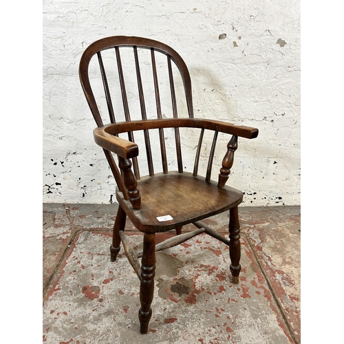 87 - An elm and beech child's Windsor armchair - approx. 76cm high x 42cm wide x 30cm deep