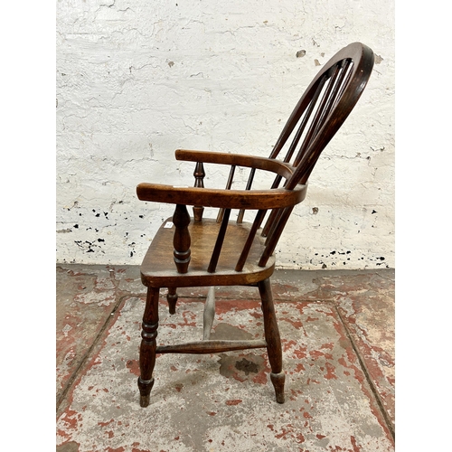 87 - An elm and beech child's Windsor armchair - approx. 76cm high x 42cm wide x 30cm deep