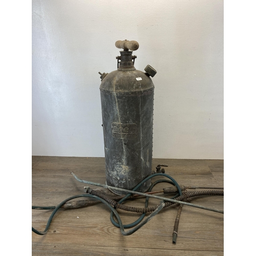 377 - A 19th century copper Four Oaks Spraying Machine Co. of Sutton Coldfield garden sprayer - approx. 73... 