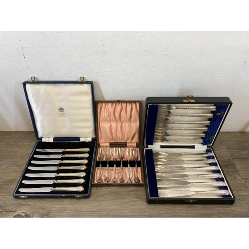 390 - A collection of antique and later metalware to include cased cutlery sets, Elkington plate pepper gr... 