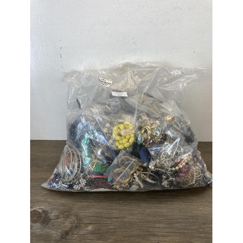 431 - Approx. 10kg of costume jewellery