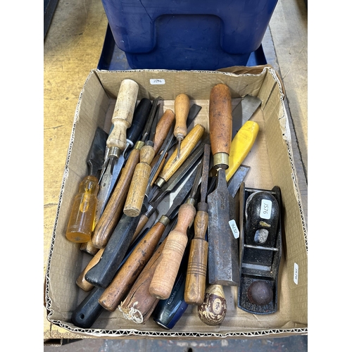 780 - A collection of woodworking tools to include chisels, Stanley no. 130 plane etc.