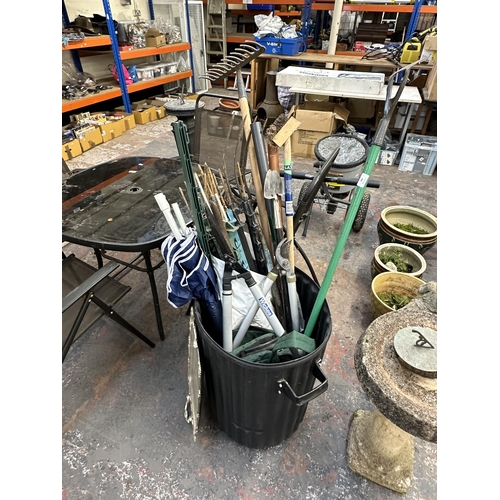 806 - A quantity of garden tools and accessories to include Wickes shears, Hi Gear Piknikpak 2 picnic set ... 