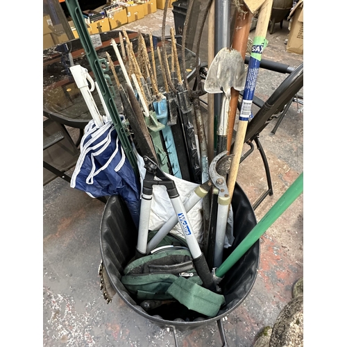 806 - A quantity of garden tools and accessories to include Wickes shears, Hi Gear Piknikpak 2 picnic set ... 