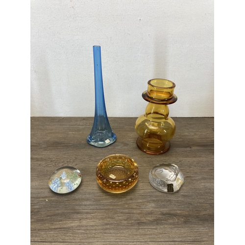 363 - A collection of glassware to include Mats Jonasson full lead crystal bird paperweight, three piece d... 