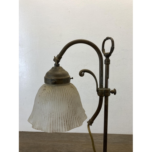 478 - An early 20th century French brass table lamp with frosted bell flower shaped shade - approx. 47cm h... 