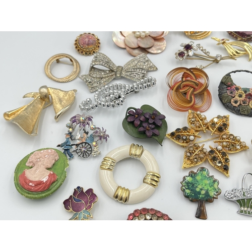 2011 - A collection of brooches