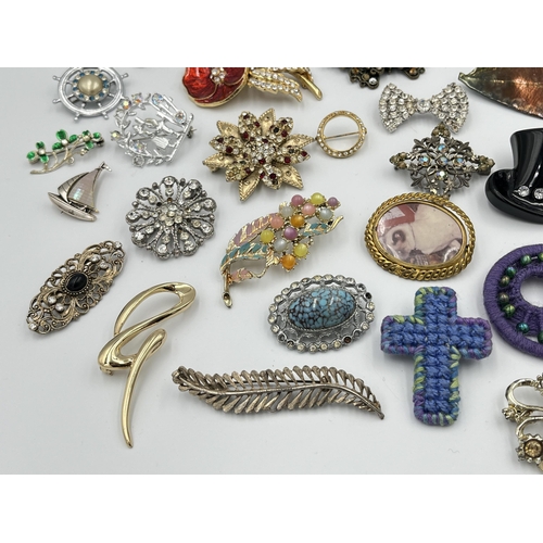 2013 - A collection of brooches