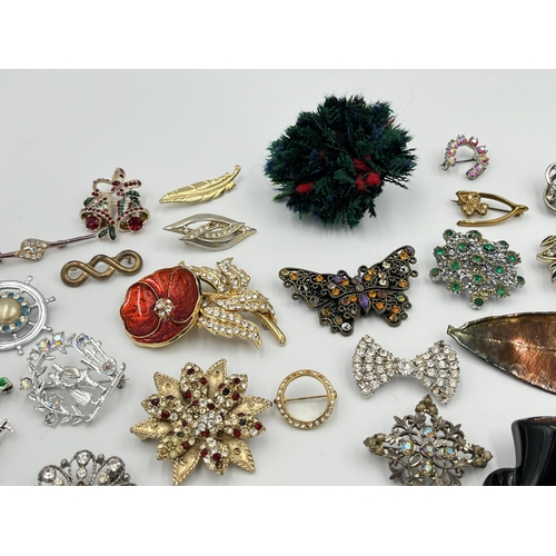 2013 - A collection of brooches