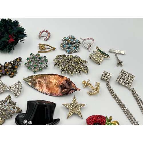 2013 - A collection of brooches