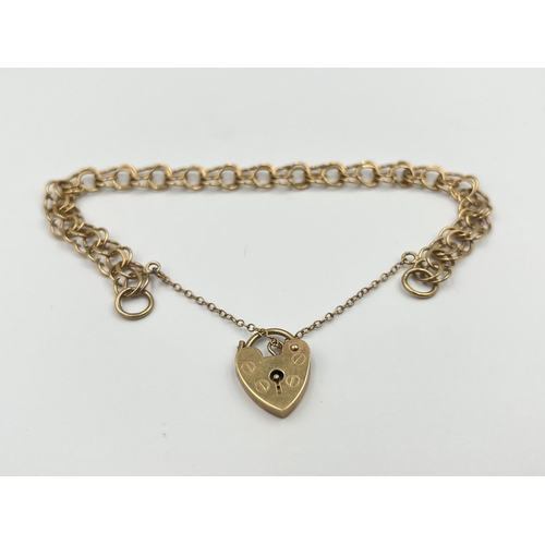 2058 - A hallmarked London 9ct gold bracelet with heart shaped padlock clasp - approx. gross weight 7.8g