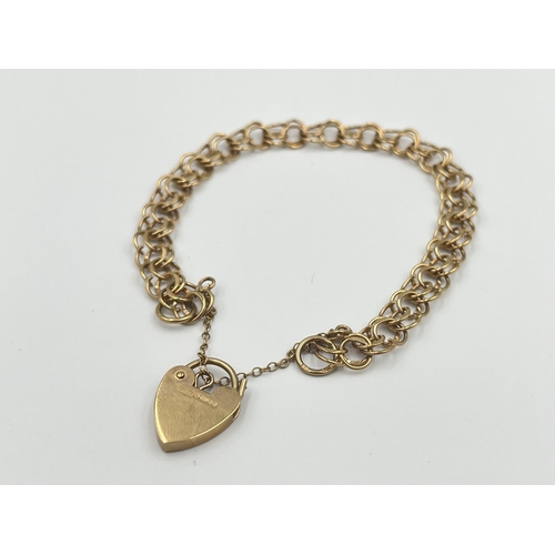 2058 - A hallmarked London 9ct gold bracelet with heart shaped padlock clasp - approx. gross weight 7.8g