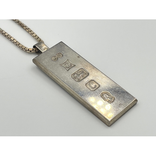 2062 - A hallmarked Birmingham silver 1977 Silver Jubilee ingot pendant on .925 silver chain - approx. gros... 