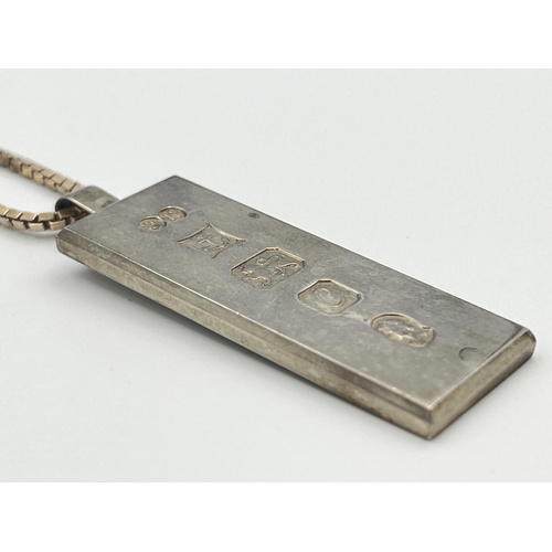 2062 - A hallmarked Birmingham silver 1977 Silver Jubilee ingot pendant on .925 silver chain - approx. gros... 