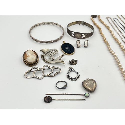 2064 - A collection of vintage jewellery to include sterling silver signet ring, silver heart shaped locket... 