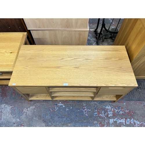 82 - A modern oak TV stand - approx. 50cm high x 111cm wide x 48cm deep