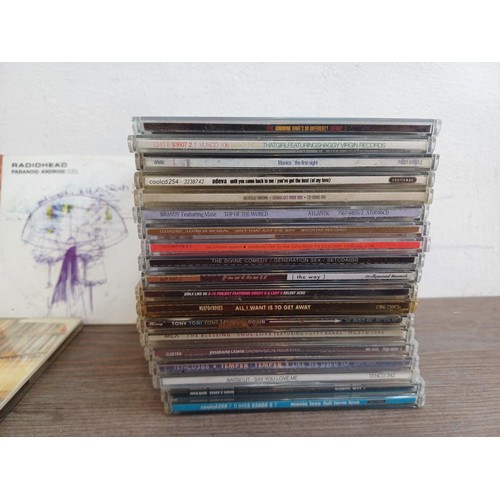 663 - A collection of CD singles to include The Chemical Brothers, Pavement, Portishead, The Boo Radleys, ... 