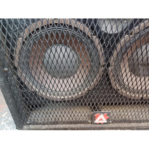 695 - Two speakers, one Peavey 410 TXF 4 x 10