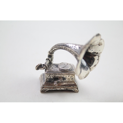 2272 - A stamped .925 silver miniature gramophone ornament - approx. gross weight 25g