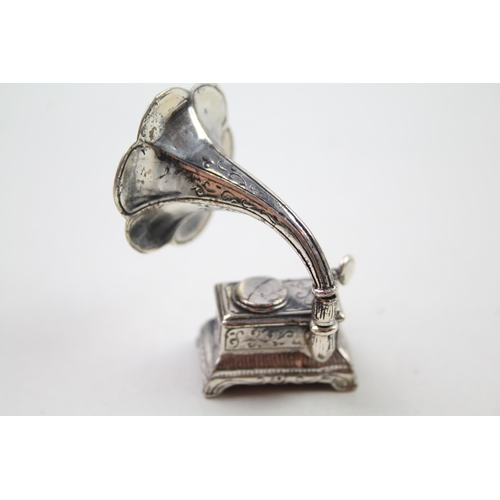 2272 - A stamped .925 silver miniature gramophone ornament - approx. gross weight 25g