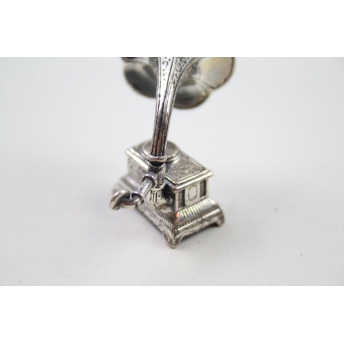 2272 - A stamped .925 silver miniature gramophone ornament - approx. gross weight 25g