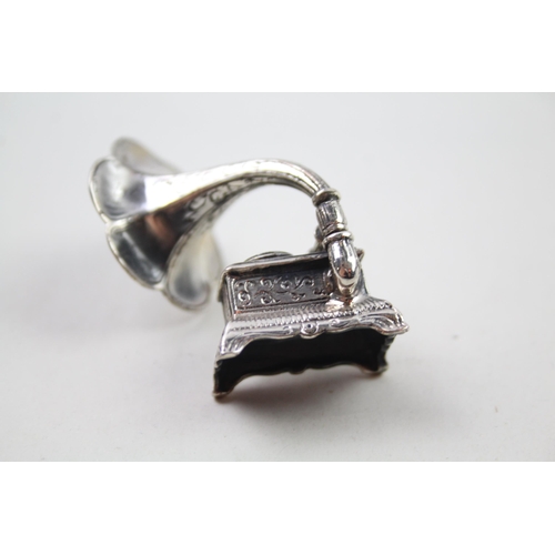 2272 - A stamped .925 silver miniature gramophone ornament - approx. gross weight 25g