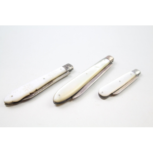 2289 - Three .925 hallmarked sterling silver and mother of pearl handled fruit knives - approx. gross weigh... 