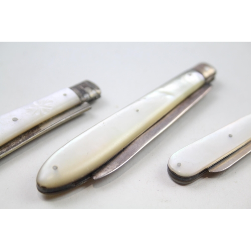 2289 - Three .925 hallmarked sterling silver and mother of pearl handled fruit knives - approx. gross weigh... 