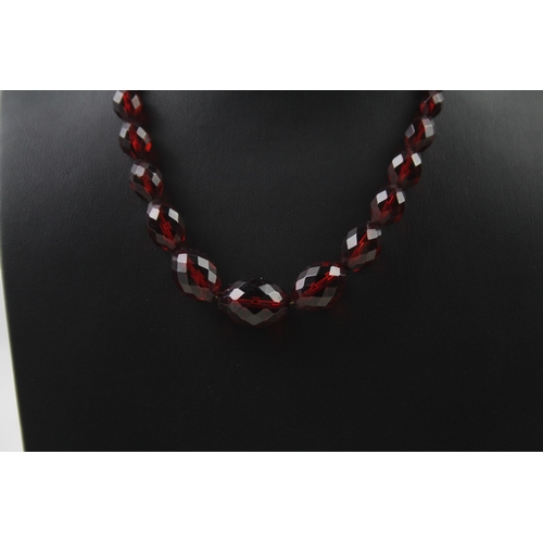 2435 - A faceted prystal cherry bakelite graduated necklace - approx. gross weight 21g