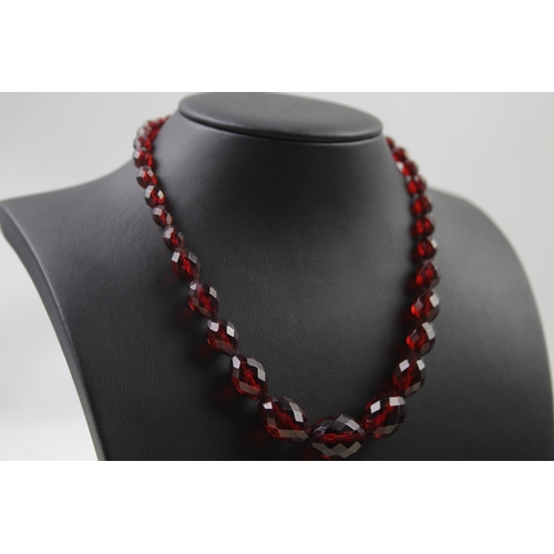 2435 - A faceted prystal cherry bakelite graduated necklace - approx. gross weight 21g