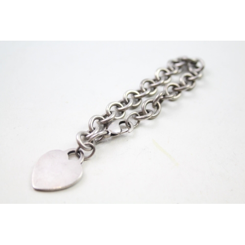 2447 - A Tiffany & Co. .925 silver heart shaped pendant bracelet - approx. gross weight 34g