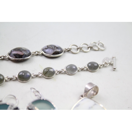 2450 - A collection of silver and stone set jewellery - approx. gross weight 57g