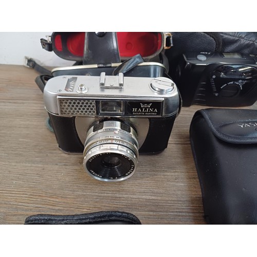 593 - A collection of cameras to include boxed Fujifilm JX530 14mp compact digital with accessories, charg... 