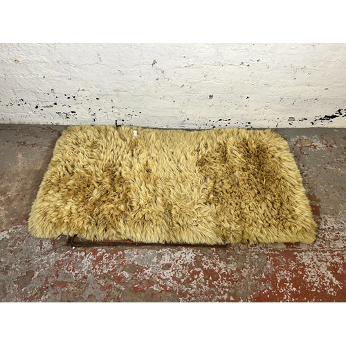 114 - A mid 20th century Countess Honey Gold rug - approx. 54