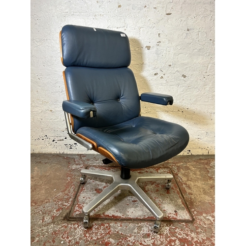 167 - A mid 20th century Giroflex blue vinyl and bentwood swivel office desk chair