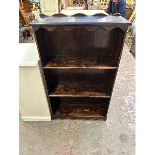89B - An early/mid 20th century stained pine three tier bookcase - approx. 140cm high x 84cm wide x 30cm d... 